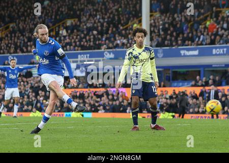 Everton, Großbritannien. 18. Februar 2023. Tom Davies aus Everton versucht einen Schuss. Spiel der Premier League, Everton gegen Leeds Utd im Goodison Park in Liverpool am Samstag, den 18. Februar 2023. Dieses Bild darf nur zu redaktionellen Zwecken verwendet werden. Nur redaktionelle Verwendung, Lizenz für kommerzielle Verwendung erforderlich. Keine Verwendung bei Wetten, Spielen oder Veröffentlichungen von Clubs/Ligen/Spielern. Bild von Chris Stading/Andrew Orchard Sportfotografie/Alamy Live News Kredit: Andrew Orchard Sportfotografie/Alamy Live News Stockfoto