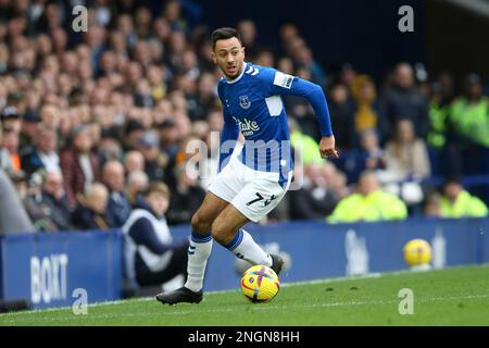 Everton, Großbritannien. 18. Februar 2023. Dwight McNeil von Everton in Aktion. Spiel der Premier League, Everton gegen Leeds Utd im Goodison Park in Liverpool am Samstag, den 18. Februar 2023. Dieses Bild darf nur zu redaktionellen Zwecken verwendet werden. Nur redaktionelle Verwendung, Lizenz für kommerzielle Verwendung erforderlich. Keine Verwendung bei Wetten, Spielen oder Veröffentlichungen von Clubs/Ligen/Spielern. Bild von Chris Stading/Andrew Orchard Sportfotografie/Alamy Live News Kredit: Andrew Orchard Sportfotografie/Alamy Live News Stockfoto