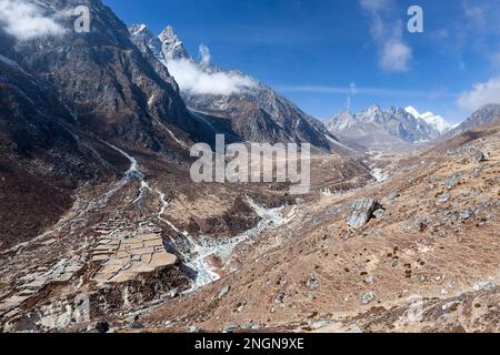 Tal im Himalaya auf dem Weg nach Nangpa La und Renjo La in Nepal. Wunderschöne Berglandschaft. Stockfoto