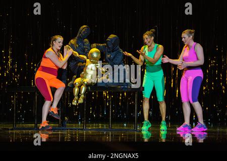 l-r: Eleanor Dennis (Woglinde), Idunnu Munch (Wellgunde), Katie Stevenson (Flosshilde) mit goldenem Zwerg im RHINEGOLD von Richard Wagner an der English National Opera (ENO), London Coliseum, London WC2 18/02/2023, englische Übersetzung: John Deathridge Dirigent: Richard Marottyn Stockfoto