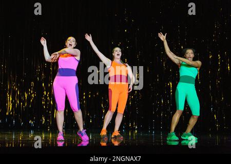 l-r: Katie Stevenson (Flosshilde), Eleanor Dennis (Woglinde), Idunnu Munch (Wellgunde) in DER RHINEGOLD von Richard Wagner an der English National Opera (ENO), London Coliseum, London WC2 18/02/2023, englische Übersetzung: John Deathridge Diridge Dirigent: Martyn Brabbining Jones Design: Richard Silabewart Chorewarts Stockfoto