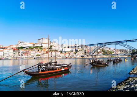 Malerischer, farbenfroher Blick auf die Altstadt von Porto mit Brücke, Portugal mit Brücke Ponte Dom Luis über den Fluss Douro. Porto, touristische mediterrane Stadt Stockfoto