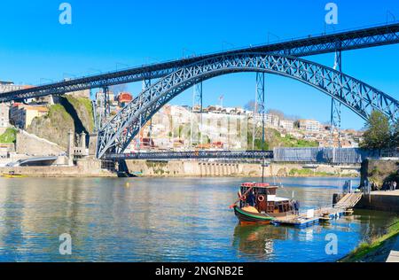 Malerischer, farbenfroher Blick auf die Altstadt von Porto mit berühmter Brücke, Portugal mit Brücke Ponte Dom Luis über den Fluss Douro. Porto, touristisches mittelmeer Stockfoto