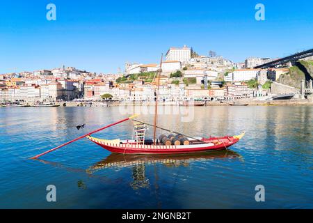 Malerischer, farbenfroher Blick auf die Altstadt von Porto, Portugal mit Brücke Ponte Dom Luis über den Fluss Douro. Porto, touristische mediterrane Stadt Stockfoto