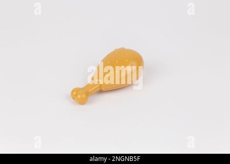 Ein Plastikspielzeugkind mit Hühnerbeinen auf weißem Hintergrund Stockfoto