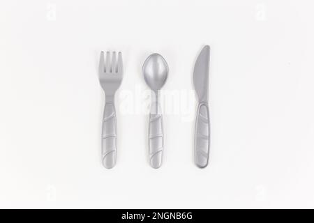 Ein Plastiktisch Utensilien Bodensäge Löffel auf weißem Hintergrund Stockfoto