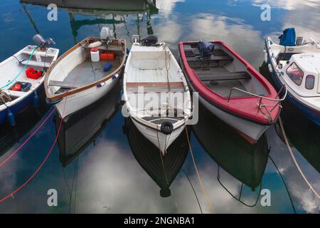 Kleine Boote im Hafen von Porthleven Stockfoto