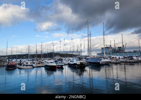 Boote vor Anker in Falmouth Marina, Cornwall Stockfoto