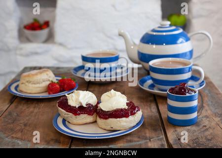 Cornish Cream Tees serviert in einem Cornish Cottage Stockfoto