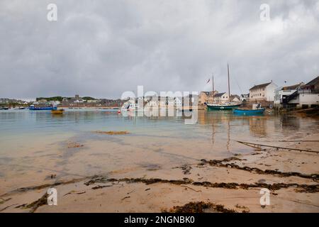 Reflections of Hugh Town, St Mary's, Isles of Scilly, Großbritannien Stockfoto