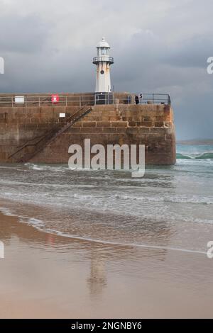 Reflexionen von Smeaton's Lighthouse in St. Ives Stockfoto