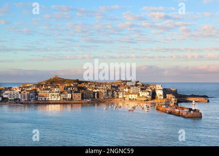 Pastellfarbene Wolkenlandschaft über St. Ives in Cornwall Stockfoto