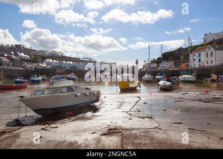 Ebbe im inneren Hafen von Porthleven Stockfoto