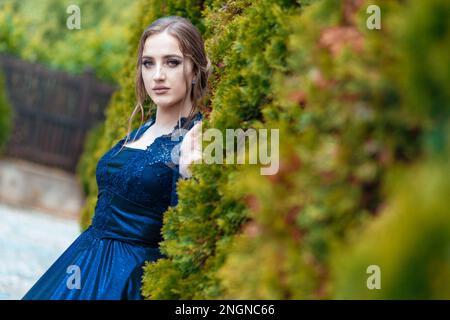 Schöne Mädchen in glamourösen ultramarine Kleid. Bereit für ihre Abschlussball Nacht. Stockfoto