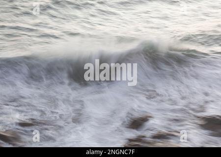 Abstrakte Meereswelle, Rinsey, Cornwall Stockfoto