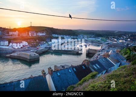 Ein farbenfroher Sonnenuntergang über Porthlevens historischem Hafen Stockfoto