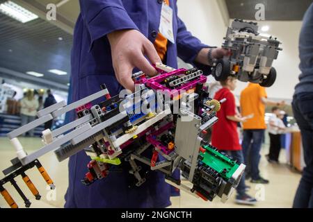 Moskau, Russland. 18. Februar 2023. Im VDNKh-Ausstellungszentrum in Moskau, Russland, nehmen Teilnehmer der regionalen Robotik-Meisterschaft unter Teilnehmern aus Moskau und der Moskauer Region Teil. Nikolay Vinokurov/Alamy Live News Stockfoto