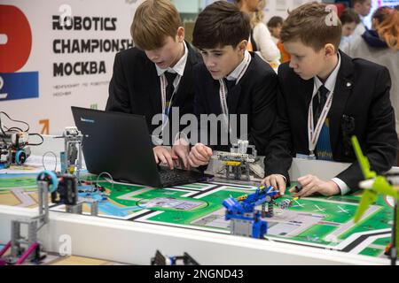 Moskau, Russland. 18. Februar 2023. Teilnehmer sind während des Roboterwettbewerbs auf der regionalen Bühne der Robotik-Meisterschaft unter Teilnehmern aus Moskau und der Moskauer Region im VDNKh Exhibition Center in Moskau, Russland. Nikolay Vinokurov/Alamy Live News Stockfoto