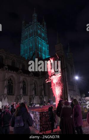 Gloucester, Großbritannien. 18. Februar 2023. Menschen versammeln sich um den Knife Angel vor der Gloucester Cathedral, um Holly Gazzard zu gedenken, die 2014 von einem ehemaligen Freund ermordet wurde. Hollys Familie hat sich seitdem zu Wahlkämpfern gegen häuslichen Missbrauch entwickelt, die Aufklärung über gesunde Beziehungen zu Schulen und Hochschulen fördern. Der Knife Angel ist eine Skulptur aus dem Jahr 27ft, die aus 100.000 Klingen besteht, die von der Polizei beschlagnahmt wurden. Knife Angel ist auf einer landesweiten Tour, um das Bewusstsein für die Gefahren des Messerverbrechens zu schärfen. Kredit: JMF News/Alamy Live News Stockfoto