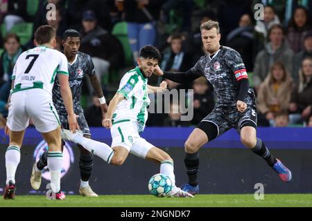 GRONINGEN, NIEDERLANDE – FEBRUAR 18: Ricardo Pepi vom FC Groningen schießt beim niederländischen Eredivisie-Spiel zwischen dem FC Groningen und dem FC Emmen auf der Euroborg am 18. Februar 2023 in Groningen, Niederlande (Foto: Pieter van der Woude/Orange Pictures) auf seine Seite ins erste Tor Stockfoto