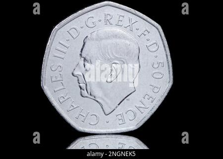 2022 50p-Euro-Münze mit dem ersten Münzporträt von König Karl III. Von Martin Jennings. Die Rückseite erinnert an die ewigkeit von Königin Elizabeth II Stockfoto