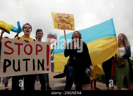 Durban, Südafrika. 18. Februar 2023. Ukrainer und einige Südafrikaner protestieren gegen die multilaterale maritime Übung an der Umhlanga Strandpromenade am 18. Februar 2023 in Durban, Südafrika. Diese Übung, die auch als Übung Mosi II bezeichnet wird, wird am 21. Februar 2023 in Richards Bay, nördlich von KwaZulu Natal in Südafrika, von der südafrikanischen Verteidigungstruppe zusammen mit der russischen Föderalen Marine und der chinesischen Volksbefreiungsarmee aus durchgeführt. (Foto: Mabhuti Msweli/Sipa USA) Kredit: SIPA USA/Alamy Live News Stockfoto