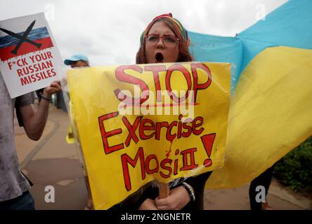 Durban, Südafrika. 18. Februar 2023. Ukrainer und einige Südafrikaner protestieren gegen die multilaterale maritime Übung an der Umhlanga Strandpromenade am 18. Februar 2023 in Durban, Südafrika. Diese Übung, die auch als Übung Mosi II bezeichnet wird, wird am 21. Februar 2023 in Richards Bay, nördlich von KwaZulu Natal in Südafrika, von der südafrikanischen Verteidigungstruppe zusammen mit der russischen Föderalen Marine und der chinesischen Volksbefreiungsarmee aus durchgeführt. (Foto: Mabhuti Msweli/Sipa USA) Kredit: SIPA USA/Alamy Live News Stockfoto