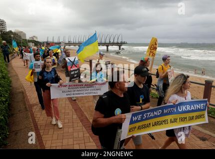 Durban, Südafrika. 18. Februar 2023. Ukrainer und einige Südafrikaner protestieren gegen die multilaterale maritime Übung an der Umhlanga Strandpromenade am 18. Februar 2023 in Durban, Südafrika. Diese Übung, die auch als Übung Mosi II bezeichnet wird, wird am 21. Februar 2023 in Richards Bay, nördlich von KwaZulu Natal in Südafrika, von der südafrikanischen Verteidigungstruppe zusammen mit der russischen Föderalen Marine und der chinesischen Volksbefreiungsarmee aus durchgeführt. (Foto: Mabhuti Msweli/Sipa USA) Kredit: SIPA USA/Alamy Live News Stockfoto