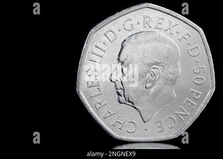 2022 50p-Euro-Münze mit dem ersten Münzporträt von König Karl III. Von Martin Jennings. Die Rückseite erinnert an die ewigkeit von Königin Elizabeth II Stockfoto
