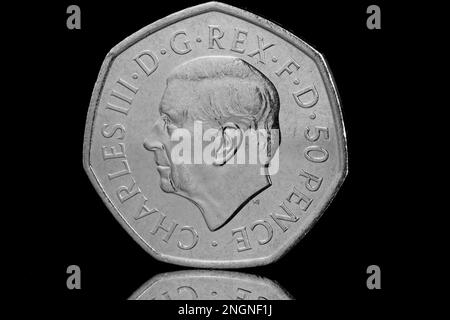 2022 50p-Euro-Münze mit dem ersten Münzporträt von König Karl III. Von Martin Jennings. Die Rückseite erinnert an die ewigkeit von Königin Elizabeth II Stockfoto