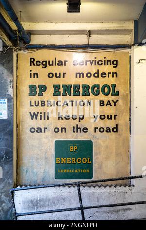 BP Energol. Restauriertes Geisterschild aus dem Jahr 1950er an der Parkmauer der Poland Street im Londoner Stadtteil Soho. Stockfoto