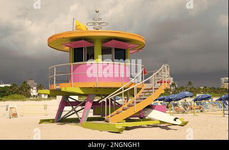 Miami, USA - 19. März 2021: miami Beach Rettungsschwimmer Haus auf Sand in South Beach in Florida in den Vereinigten Staaten. Stockfoto