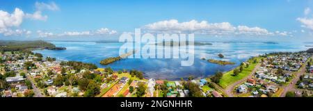 Uferpromenade in der Regionalstadt Swansea am Lake Macquarie und Pazifikküste in Australien - Panoramablick aus der Luft. Stockfoto