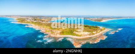 Das malerische Swansea führt auf dem Swansea Channel am Caves Beach Eingang zum Lake Macquarie pacific Ozean in einem weiten Meerespanorama. Stockfoto