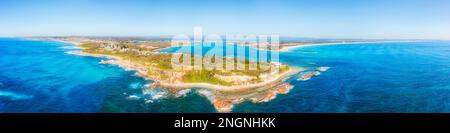 Malerische Swansea führt am Caves Beach zum Lake Macquarie pacific Ocean mit einem weiten Panoramablick über das Meer. Stockfoto