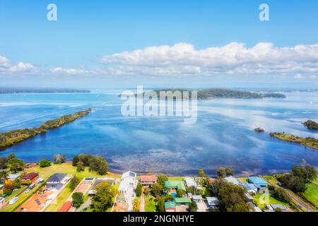 Seeufer des Lake Macquarie in der regionalen Gemeinde Swansea an der Pazifikküste - malerische Luftlandschaft. Stockfoto