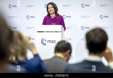 München, Deutschland. 18. Februar 2023. Die deutsche Außenministerin Annalena Baerbock nahm am Samstag, den 18. Februar 2023, an einer Podiumsdiskussion auf der Münchner Sicherheitskonferenz Teil. Auf der vom 17. Bis 19. Februar 2023 stattfindenden Münchner Sicherheitskonferenz treffen sich die Staats- und Regierungschefs der Welt vor dem ersten Jahrestag der russischen Invasion der Ukraine, während Kiew sich für mehr Waffen einsetzt. Foto: Axel Heimken MSC/UPI Credit: UPI/Alamy Live News Stockfoto