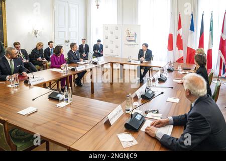 G7 Treffen der Außenminister: (Auf dem Tisch, L-R) Britischer Außenminister James geschickt, deutsche Außenministerin Annalena Baerbock, US-Außenministerin Antony Blinken, Außenministerin Japans Yoshimasa Hayashi, hoher Vertreter der Union für Außen- und Sicherheitspolitik Josep Borrell (Front-Back), Die französische Außenministerin Catherine Colonna und die kanadische Außenministerin Melanie Joly in München, Süddeutschland, am Samstag, den 18. Februar 2023. Die Münchner Sicherheitskonferenz vom 17. Bis 19. Februar 2023 bringt die führenden Politiker der Welt zusammen Stockfoto