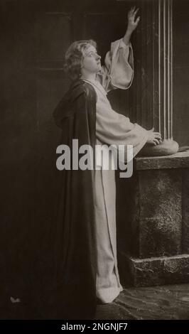 Maude Fealy als „Fair Rosamund“ in „Becket“ - Foto von Philco Studio (London) 1904 oder 1905 - restauriert von der originalen Philco 3106 E Postkarte des Fotografen Montana Stockfoto