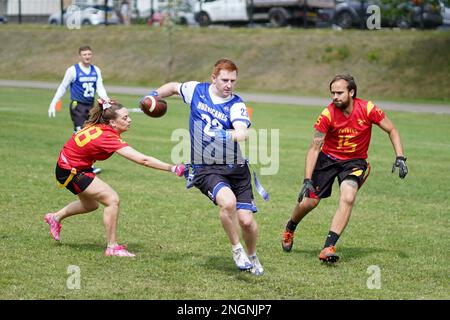 Luftduellen zwischen Oppositionsspielern während eines Flaggenfußballspiels in Wales. Stockfoto