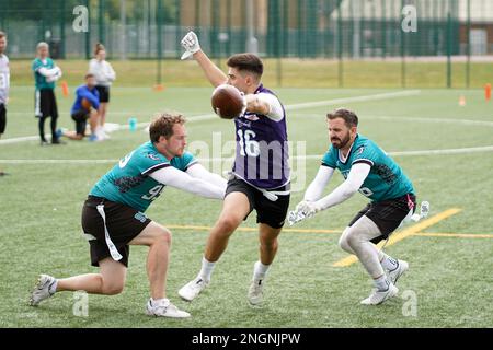 Luftduellen zwischen Oppositionsspielern während eines Flaggenfußballspiels in Wales. Stockfoto