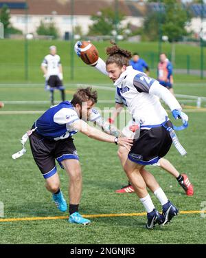 Luftduellen zwischen Oppositionsspielern während eines Flaggenfußballspiels in Wales. Stockfoto