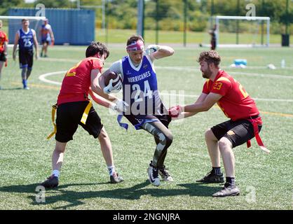 Luftduellen zwischen Oppositionsspielern während eines Flaggenfußballspiels in Wales. Stockfoto