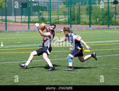 Luftduellen zwischen Oppositionsspielern während eines Flaggenfußballspiels in Wales. Stockfoto