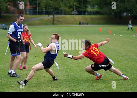 Luftduellen zwischen Oppositionsspielern während eines Flaggenfußballspiels in Wales. Stockfoto