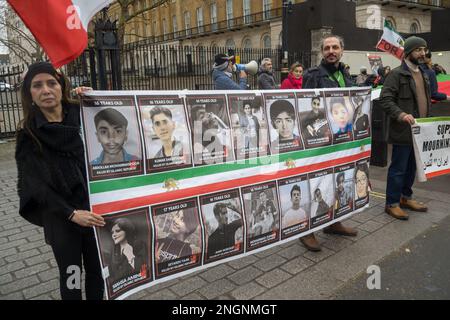 London, Großbritannien. 11. Februar 2023 Die Iraner protestieren in London, um die anhaltenden Proteste im Iran nach dem Tod der kurdischen Frau Jina Mahsa Amini durch die Moralpolizei zu unterstützen, die einen Regimewechsel fordert. Sie verurteilen die anhaltende Unterdrückung, Verhaftung und Erhängen von Demonstranten und fordern die Freilassung inhaftierter Demonstranten, aber auch eine Revolution, um das Land von der religiösen Diktatur zu befreien. Viele der Anwesenden forderten die Rückkehr der Pahlavi-Monarchie, andere wollen weder Monarchie noch Klerikum. Peter Marshall/Alamy Live News Stockfoto