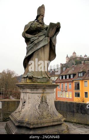 St. Bruno-Statue auf der Alten Hauptbrücke, Alte Mainbrücke, Marienberg-Festung auf einem Hügel im Hintergrund, Würzburg, Deutschland Stockfoto