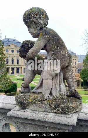 Puttisskulpturen in den Hofgärten der Residenz, aus dem 18. Jahrhundert stammender barocker Prinz-Bischofspalast, Würzburg, Deutschland Stockfoto