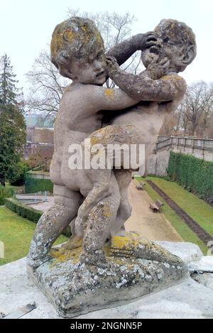 Puttisskulpturen in den Hofgärten der Residenz, aus dem 18. Jahrhundert stammender barocker Prinz-Bischofspalast, Würzburg, Deutschland Stockfoto