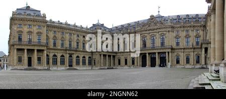 Fassade und Ehrfurcht der Residenz, Barockpalast aus dem 18. Jahrhundert, Panoramaaufnahme, Würzburg, Deutschland Stockfoto